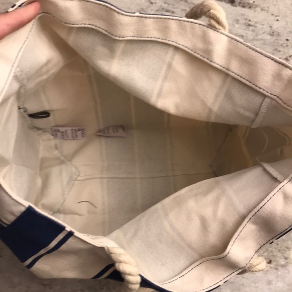 Free tote with any $20 purchase or more - Picture 3 of 4